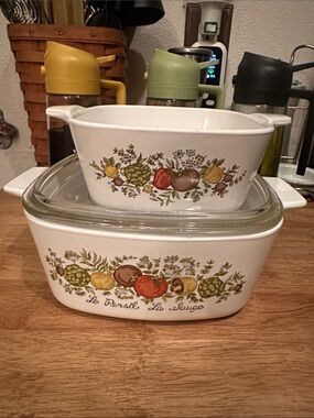 Vintage Spice of Life 1 1/2 and 1/2 quart.